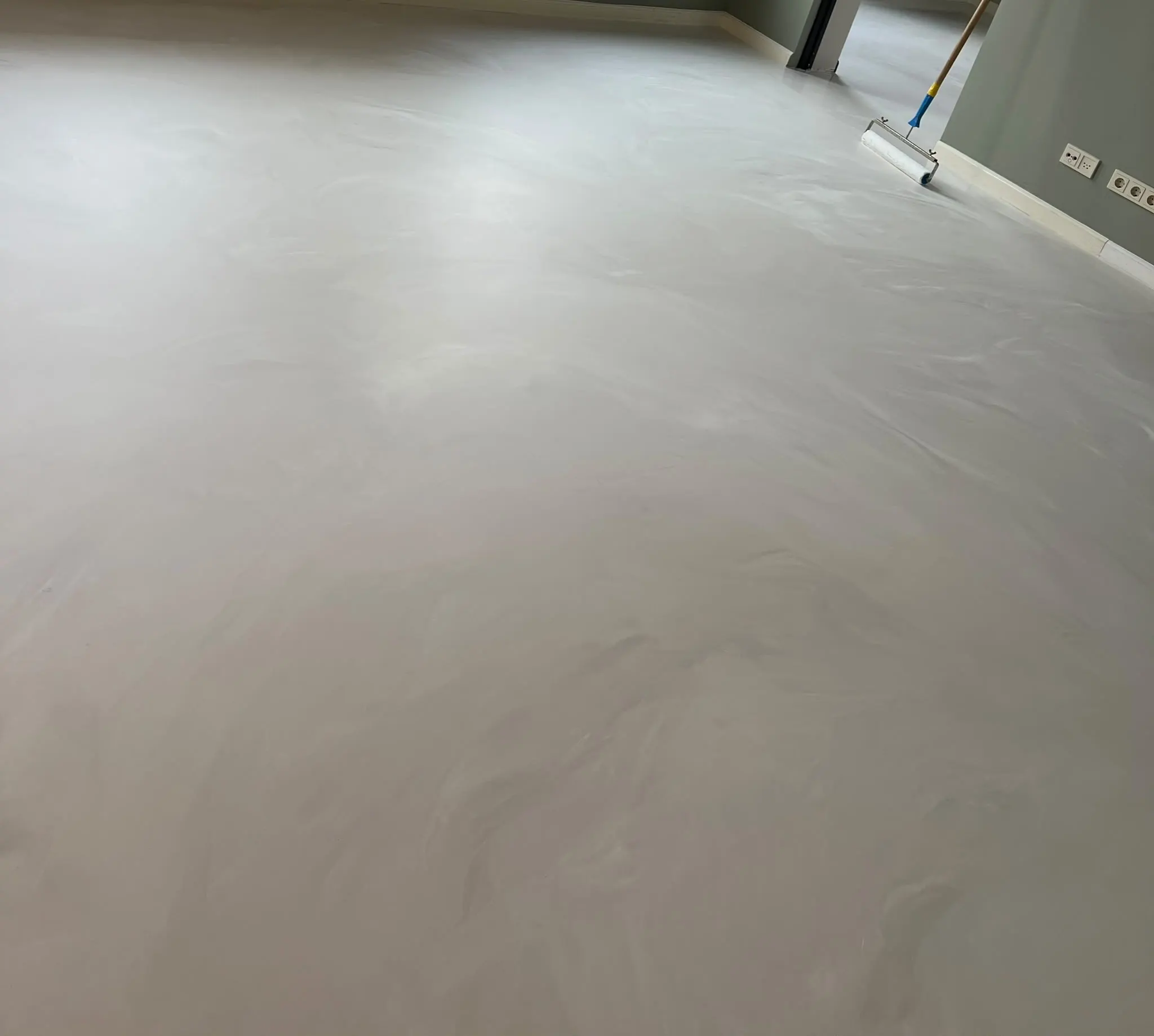 Gietvloer die met een roller wordt aangebracht